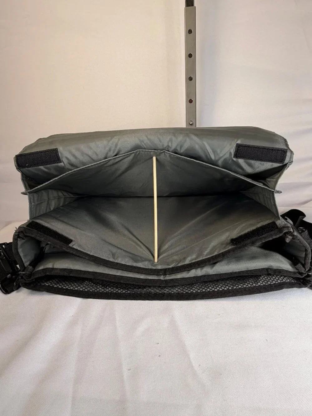 Belkin NE-07 Notebook Laptop Carrying Case Messenger Bag Black Gray Handle